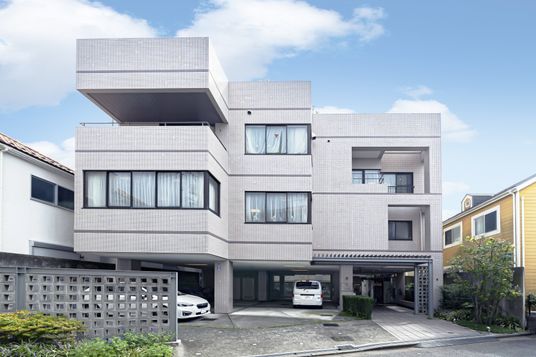 車が停まっている建物外観