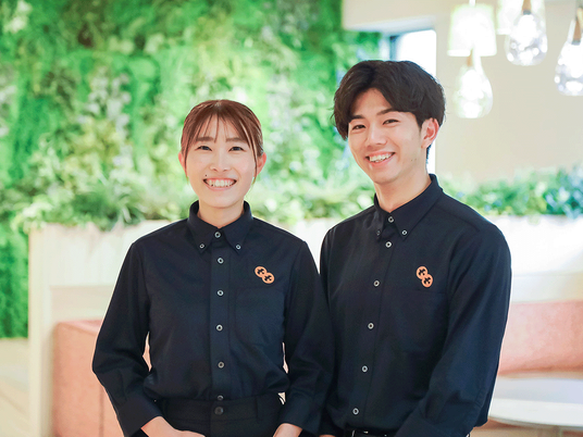 笑顔のスタッフ2人 ロビー  