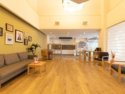 落ち着いた色合いのラウンジ