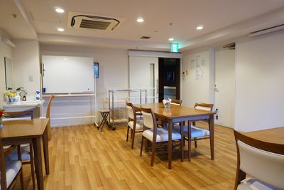 明るい空間の食堂部分