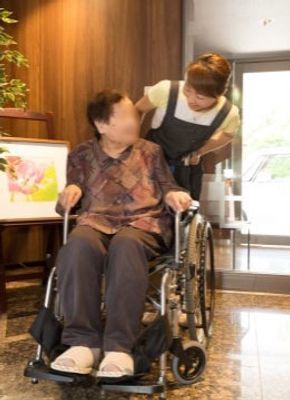 介護職員と利用者エントランス