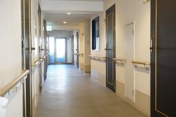 明るい廊下の様子