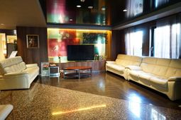 落ち着いた雰囲気のラウンジ