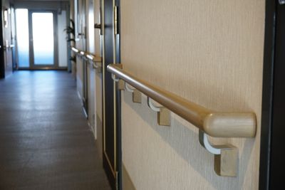 廊下の手すりとドア
