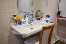 清潔な洗面台と小物