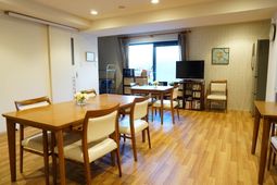 共有スペースの明るい居室