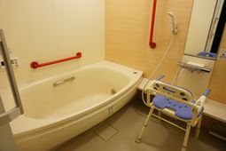 バリアフリー設計の浴室