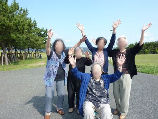 幸せそうな人々の中庭