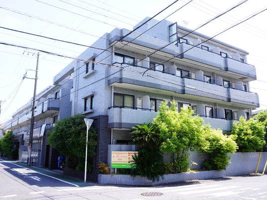 緑豊かな施設外観