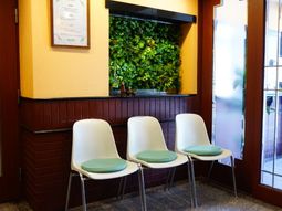 待合スペースの椅子３脚