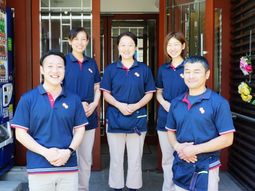 スタッフが立つエントランス