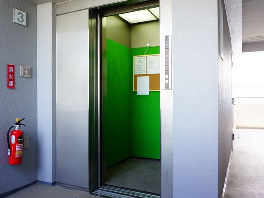 緑色の壁のエレベーター