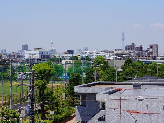 都会の景色が見える窓辺