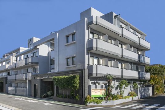 植物が飾られた建物の外観