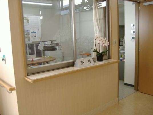 受付カウンターと植物