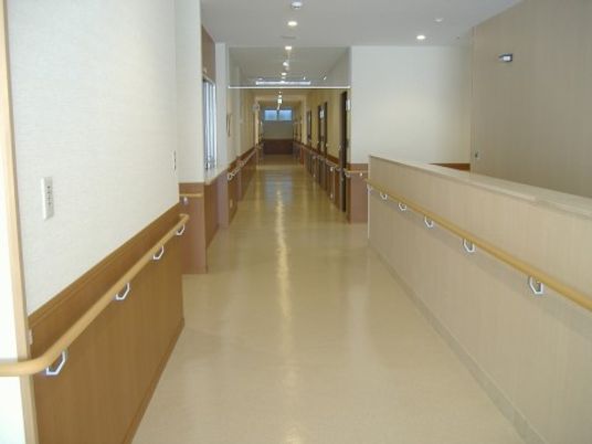 明るく広々とした廊下