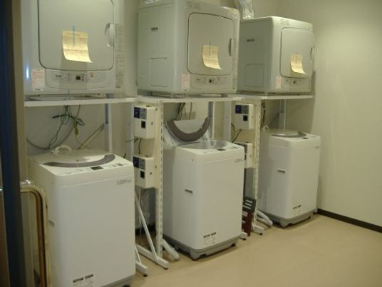 洗濯機並ぶ清潔な場所