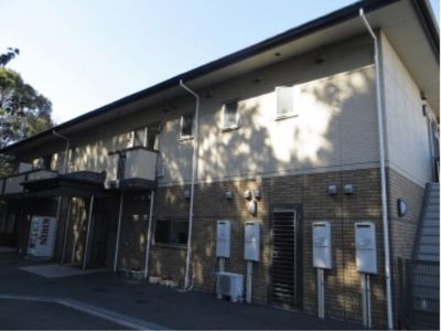 明るい日差しのエントランス外観