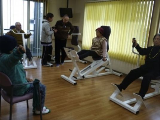 利用者指導するスタッフ