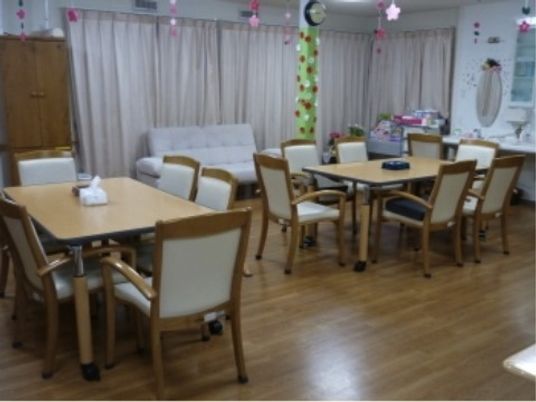 清潔で広い食堂の様子