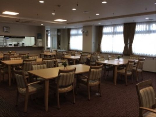 開放的な食堂の光景