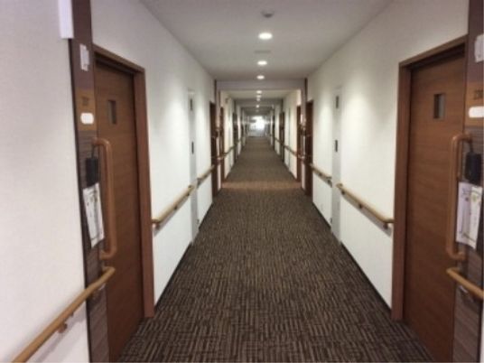 明るく綺麗な施設の廊下