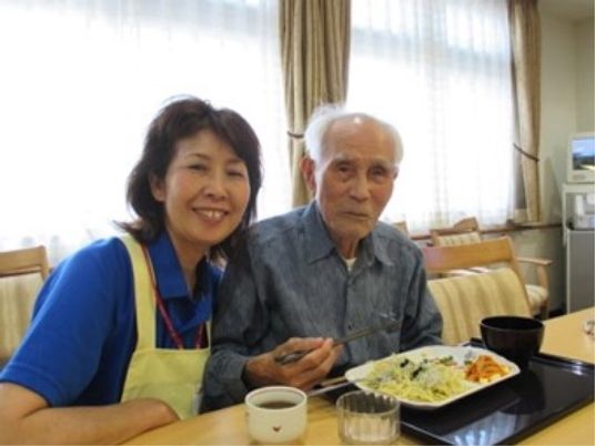 介護職員が利用者と食事の時を共に