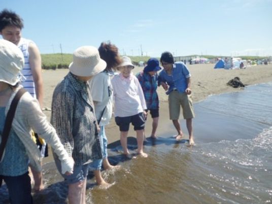海辺で楽しむ人々