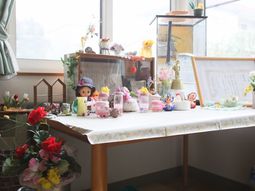 飾り付けられた居室の一角