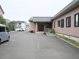 平屋の建物エントランス