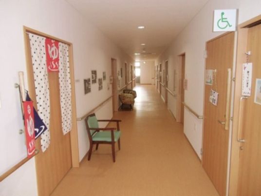 温もりある廊下の景観