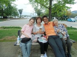 中庭で憩うスタッフと入居者