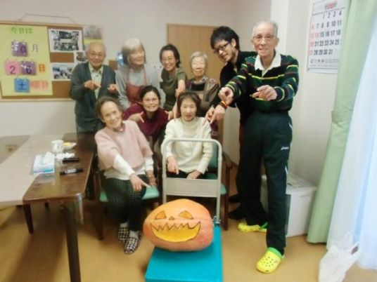 笑顔の集いとカボチャ装飾