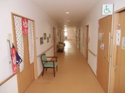 廊下の明るい様子