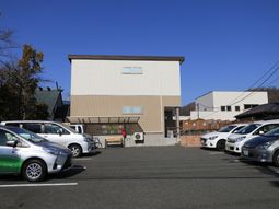 明るい日差しのエントランス