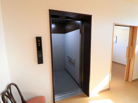 エレベーターの開いた扉