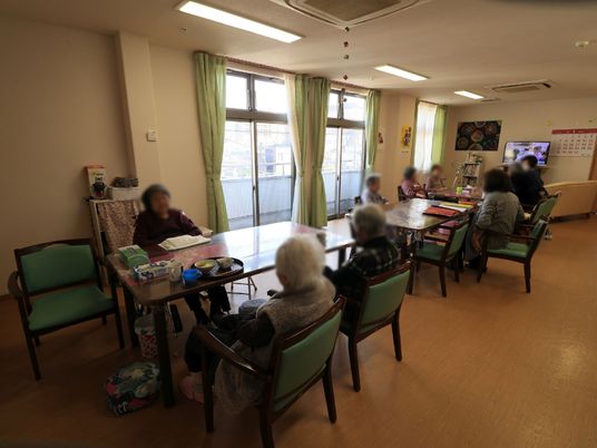 居室で過ごす人々