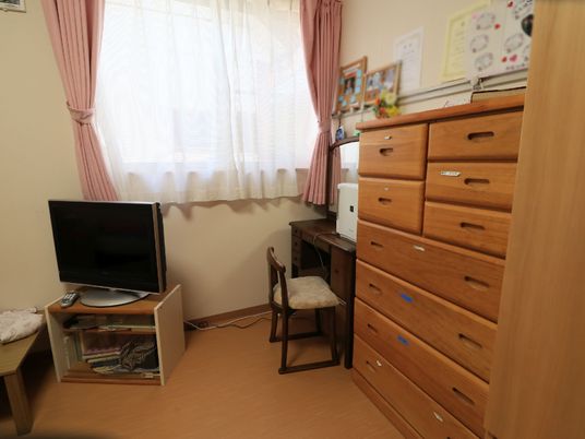 居室の家具とテレビ