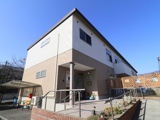 明るい日差しの外観