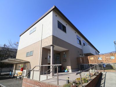 明るい日差しの外観
