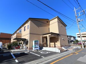 明るい外観の建物
