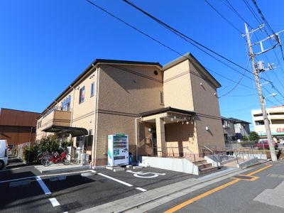 明るい外観の建物