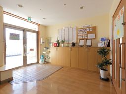 明るく清潔なエントランス