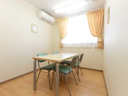 明るい空間の食堂
