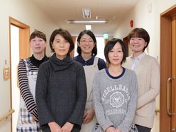 スタッフの笑顔の集合写真