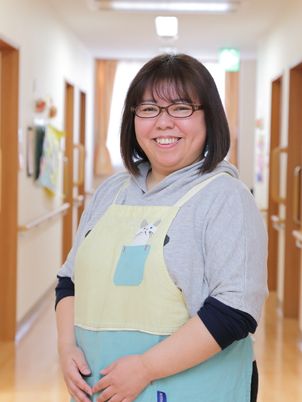 笑顔のスタッフ廊下立ち