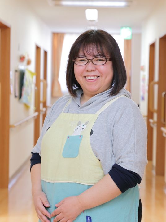 笑顔のスタッフ廊下立ち