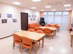 橙色の椅子が並ぶ明るい部屋