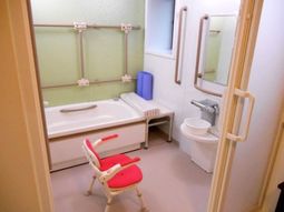 バリアフリー設計の浴室