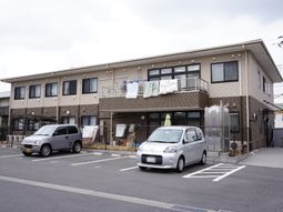 明るい外観の建物